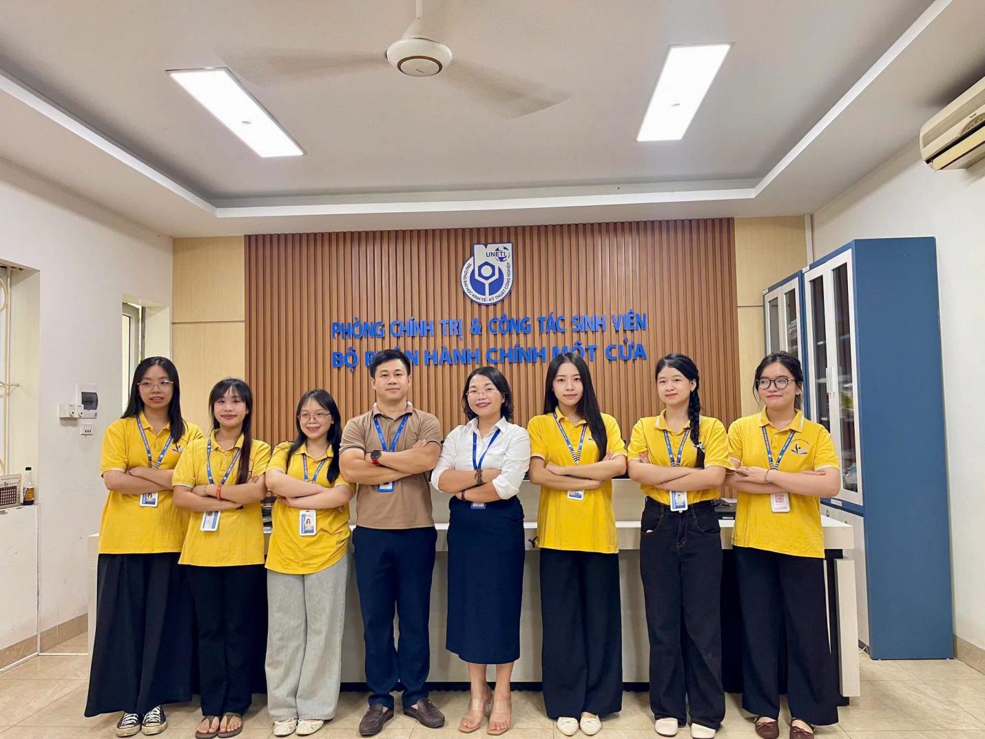 Có thể là hình ảnh về một hoặc nhiều người, bệnh viện và văn bản cho biết '- m PHONG CΗΊΗ TRI CÔNG TÁC SINH VIÊN BỒ NHÀNH CHÍNH หด CỬA 4e கதிை M 三國'