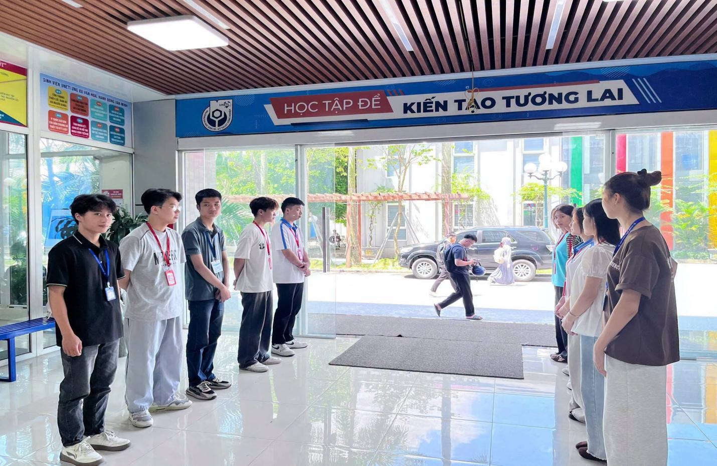 Có thể là hình ảnh về một hoặc nhiều người, bệnh viện và văn bản