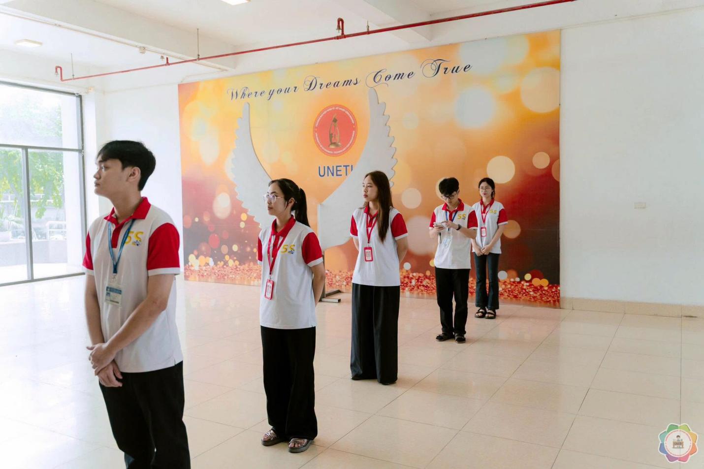 Có thể là hình ảnh về một hoặc nhiều người, cái bục và văn bản cho biết 'ИBe4eyKйx your Dreams Come True Where UNET''