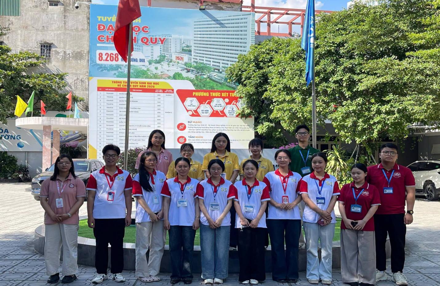 Có thể là hình ảnh về một hoặc nhiều người, cây và văn bản