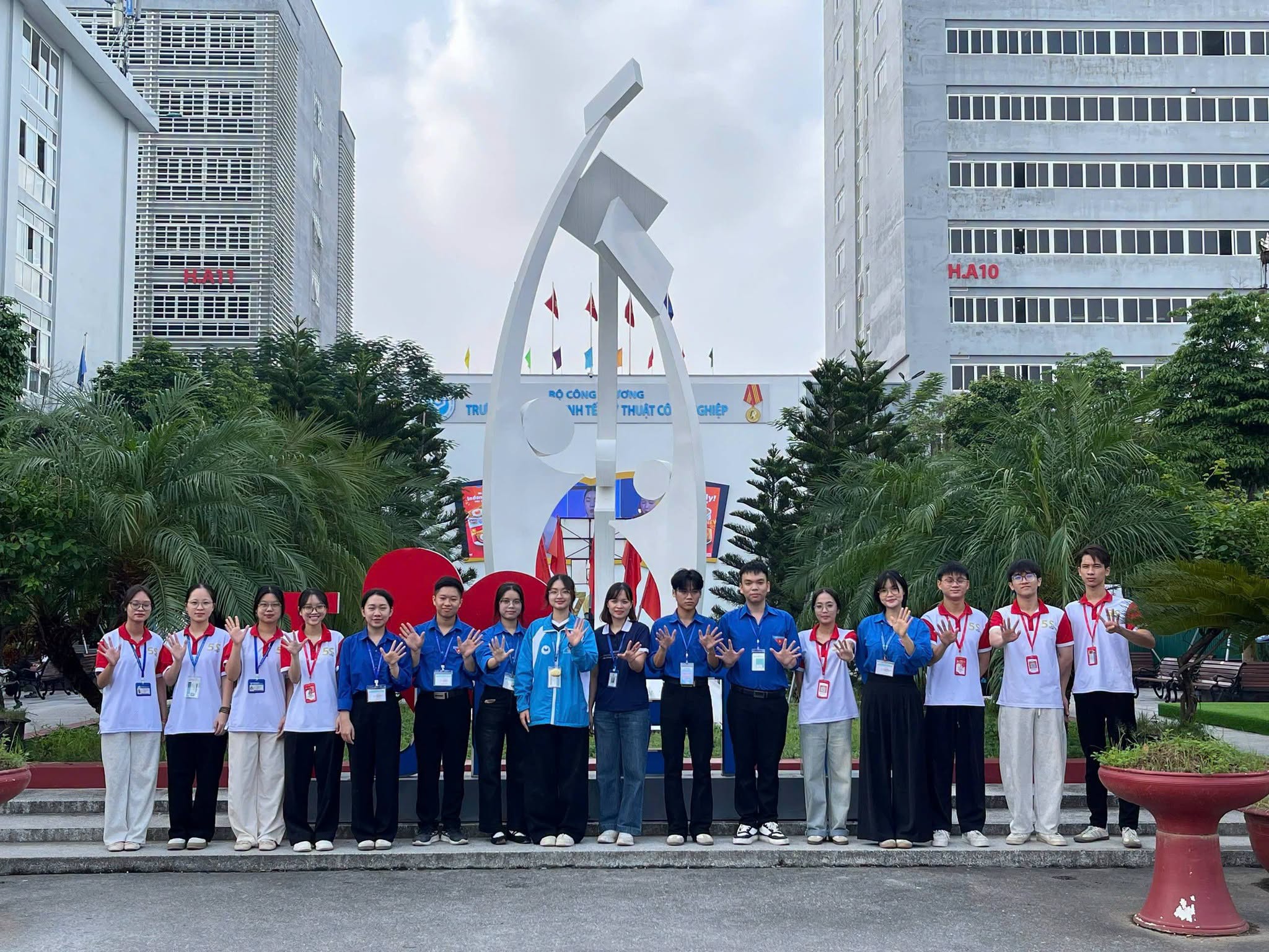 Có thể là hình ảnh về một hoặc nhiều người, đài kỷ niệm và văn bản