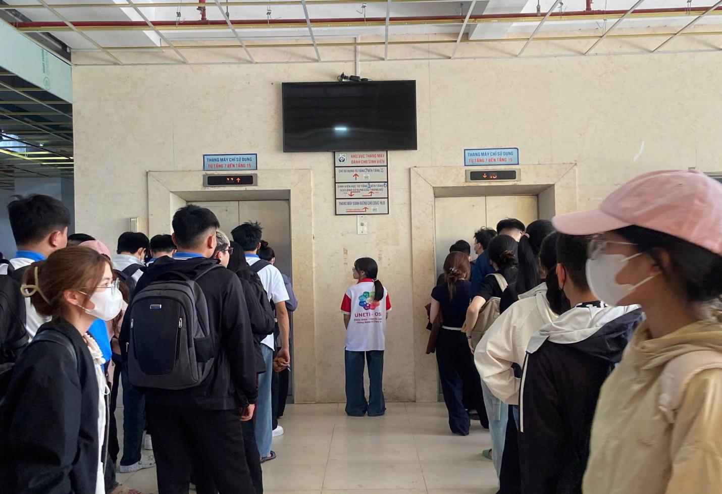 Có thể là hình ảnh về một hoặc nhiều người, đám đông và văn bản