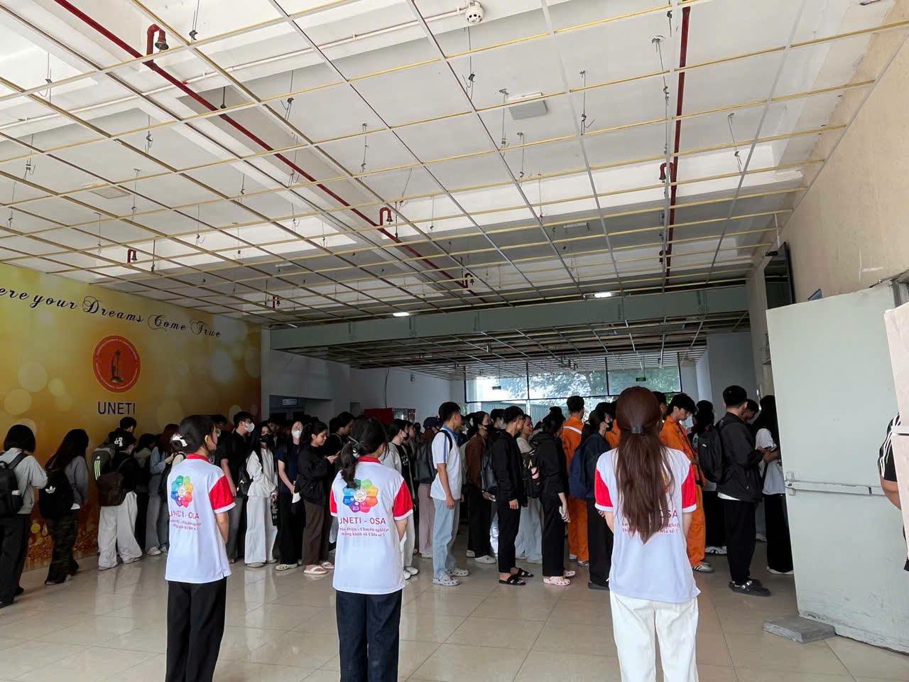 Có thể là hình ảnh về một hoặc nhiều người, đám đông và văn bản