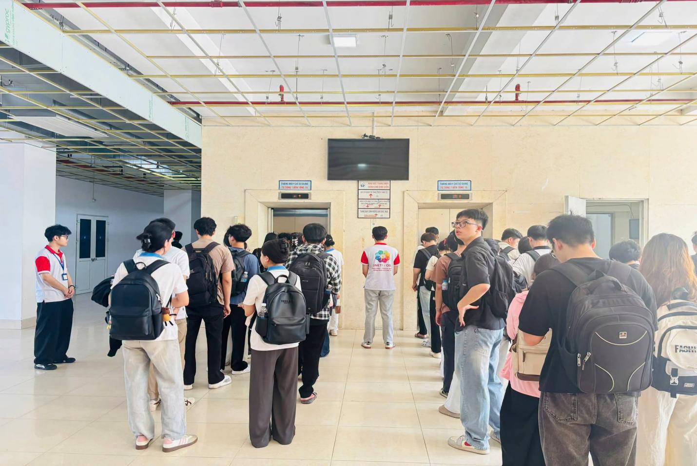 Có thể là hình ảnh về một hoặc nhiều người, đám đông và văn bản