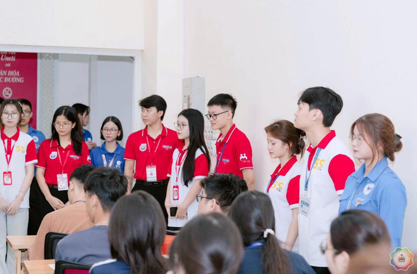 Có thể là hình ảnh về ‎một hoặc nhiều người, mọi người đang học và ‎văn bản cho biết '‎Uneti AN HOA DƯUNG DƯONG Wss 3 15-10 A 15-10 ان‎'‎‎