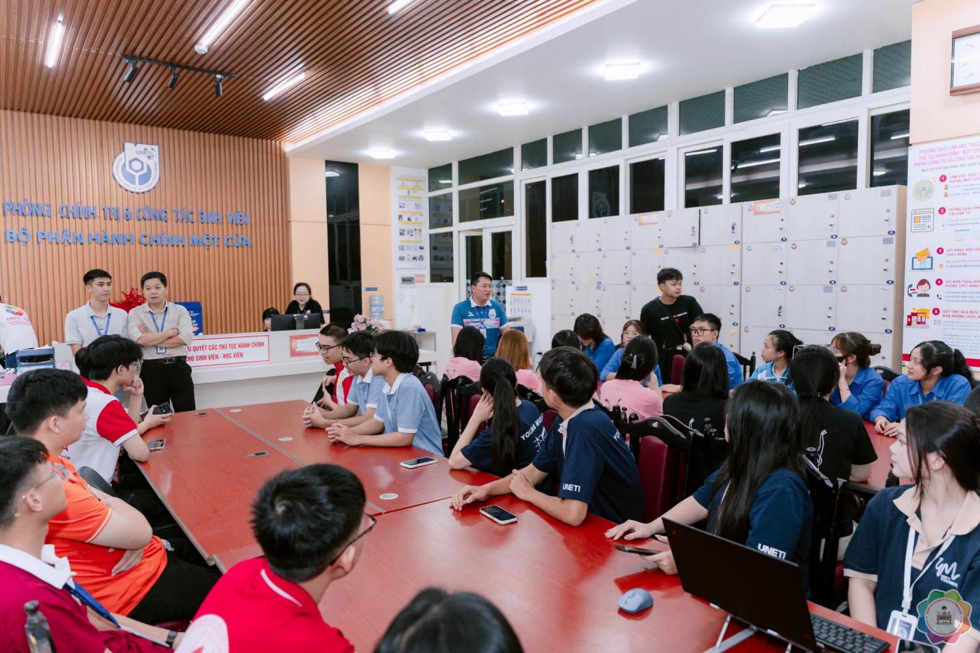 Có thể là hình ảnh về một hoặc nhiều người, mọi người đang học và văn bản