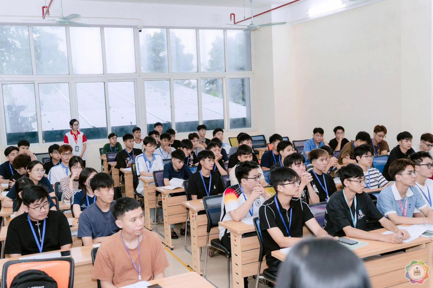 Có thể là hình ảnh về một hoặc nhiều người, mọi người đang học và văn bản