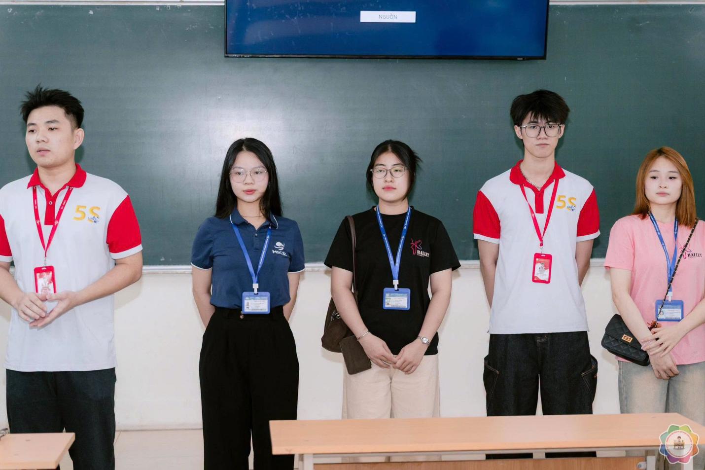 Có thể là hình ảnh về một hoặc nhiều người, mọi người đang học và văn bản