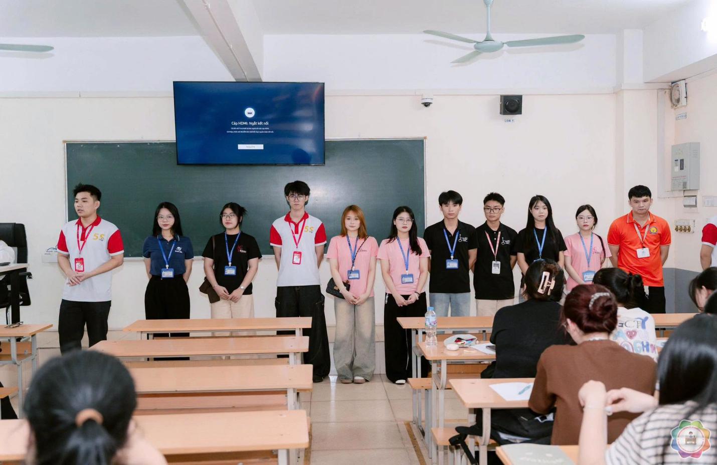 Có thể là hình ảnh về một hoặc nhiều người, mọi người đang học và văn bản