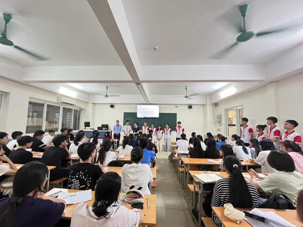 Có thể là hình ảnh về một hoặc nhiều người, mọi người đang học và văn bản