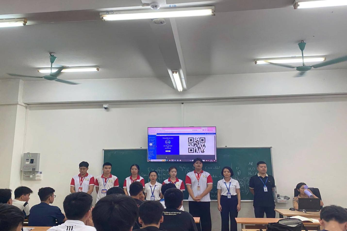Có thể là hình ảnh về một hoặc nhiều người, mọi người đang học và văn bản