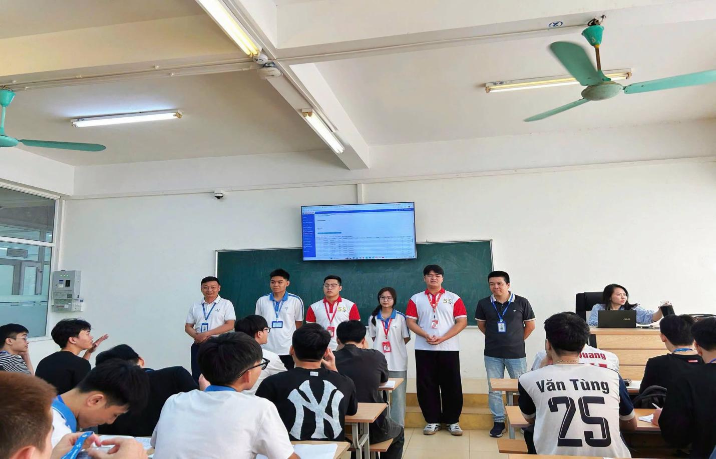 Có thể là hình ảnh về một hoặc nhiều người, mọi người đang học và văn bản