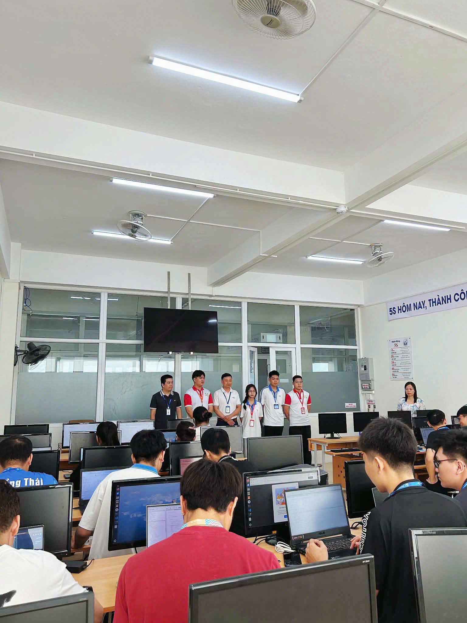 Có thể là hình ảnh về một hoặc nhiều người, mọi người đang học, phòng tin tức và văn bản