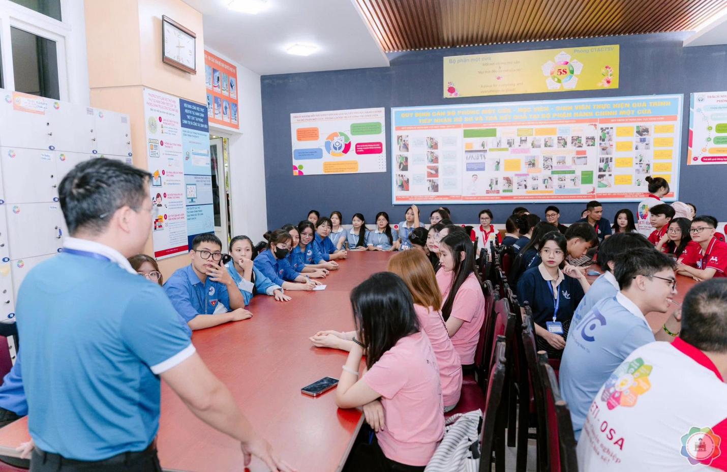 Có thể là hình ảnh về một hoặc nhiều người, mọi người đang học, đồ chơi trẻ em và văn bản