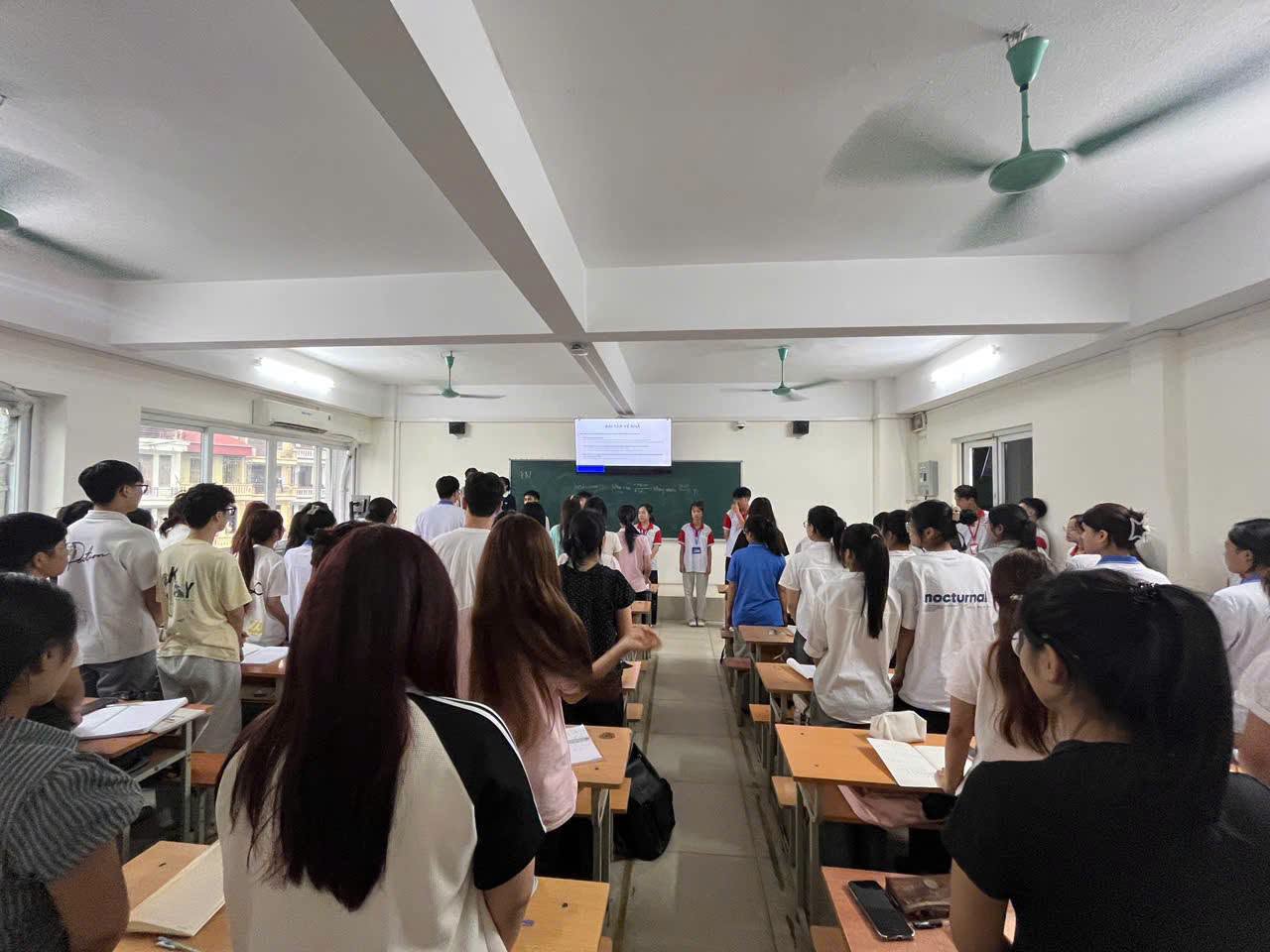 Có thể là hình ảnh về một hoặc nhiều người, mọi người đang học và văn bản