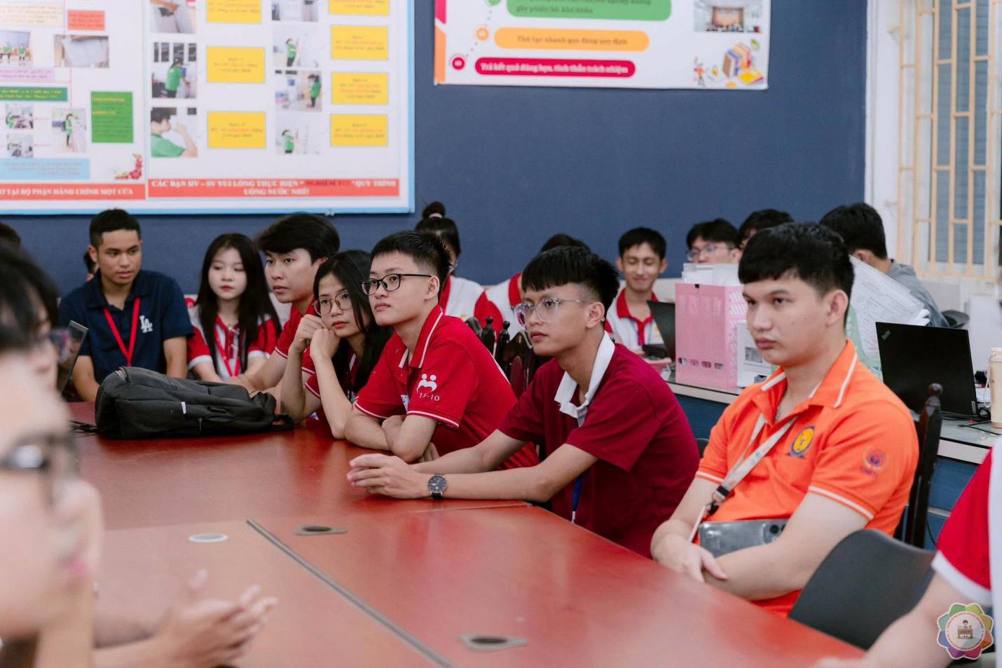 Có thể là hình ảnh về một hoặc nhiều người, mọi người đang học và văn bản