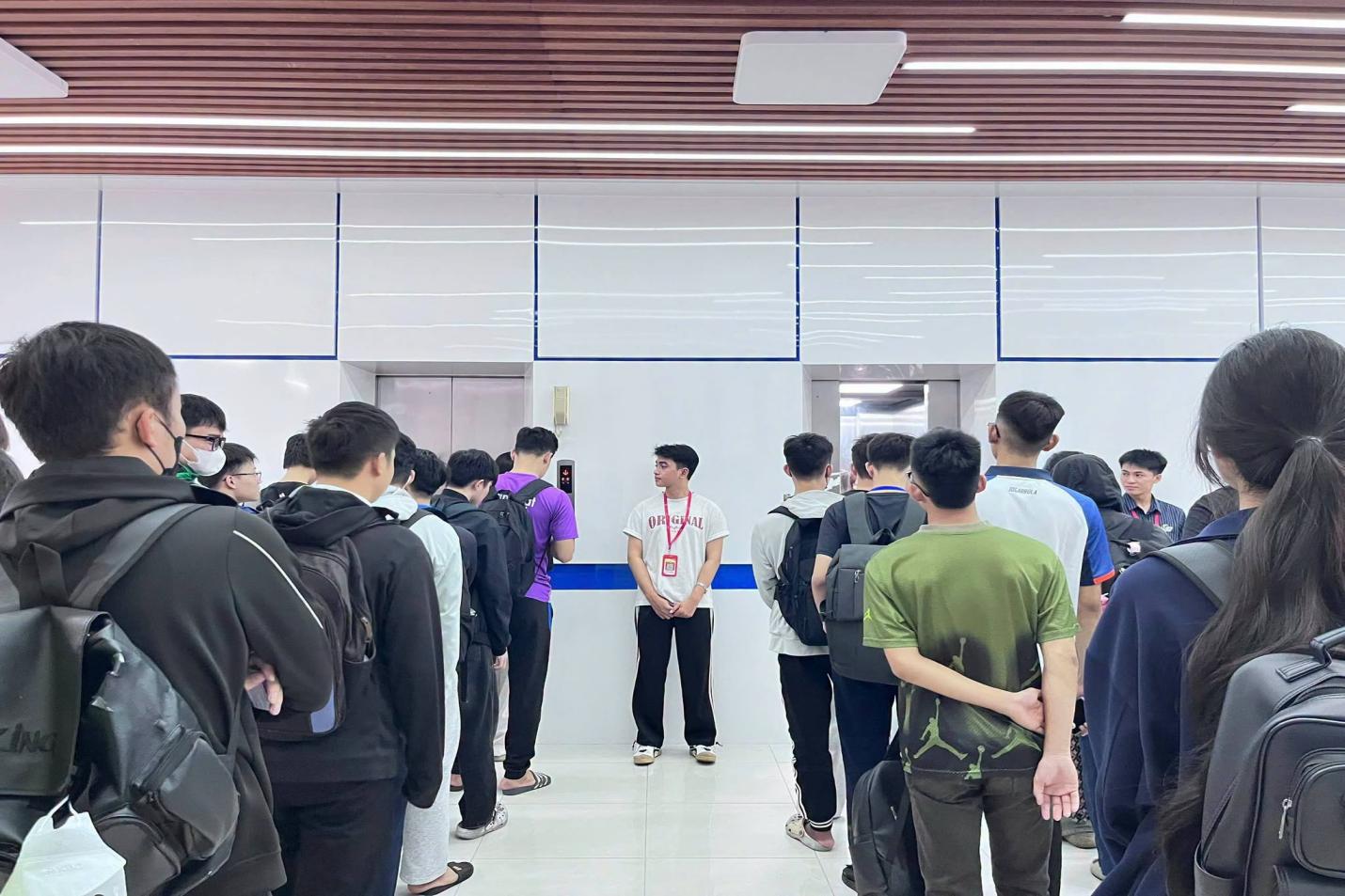 Có thể là hình ảnh về một hoặc nhiều người, mọi người đang học và đám đông