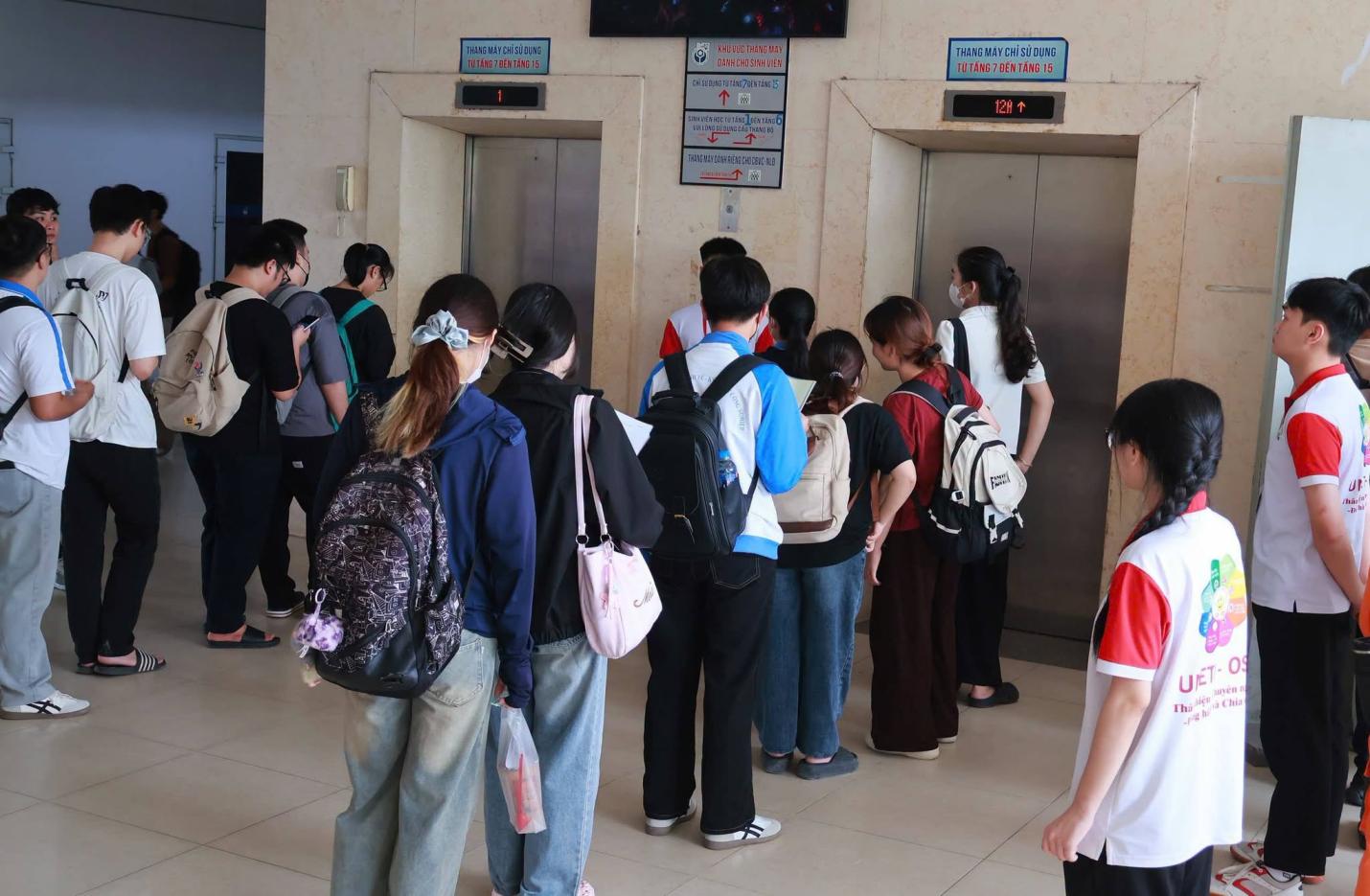 Có thể là hình ảnh về một hoặc nhiều người, mọi người đang học, bệnh viện, đám đông và văn bản