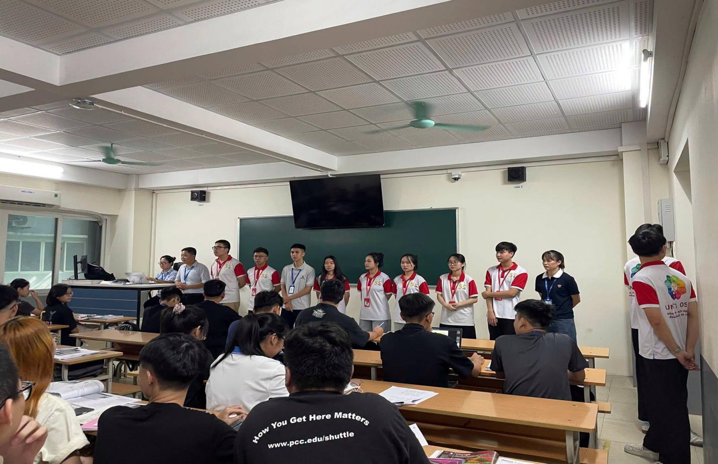 Có thể là hình ảnh về một hoặc nhiều người, mọi người đang học và văn bản