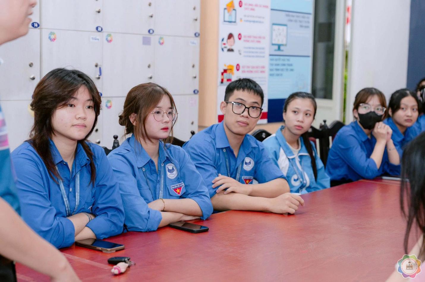 Có thể là hình ảnh về một hoặc nhiều người, mọi người đang học và văn bản
