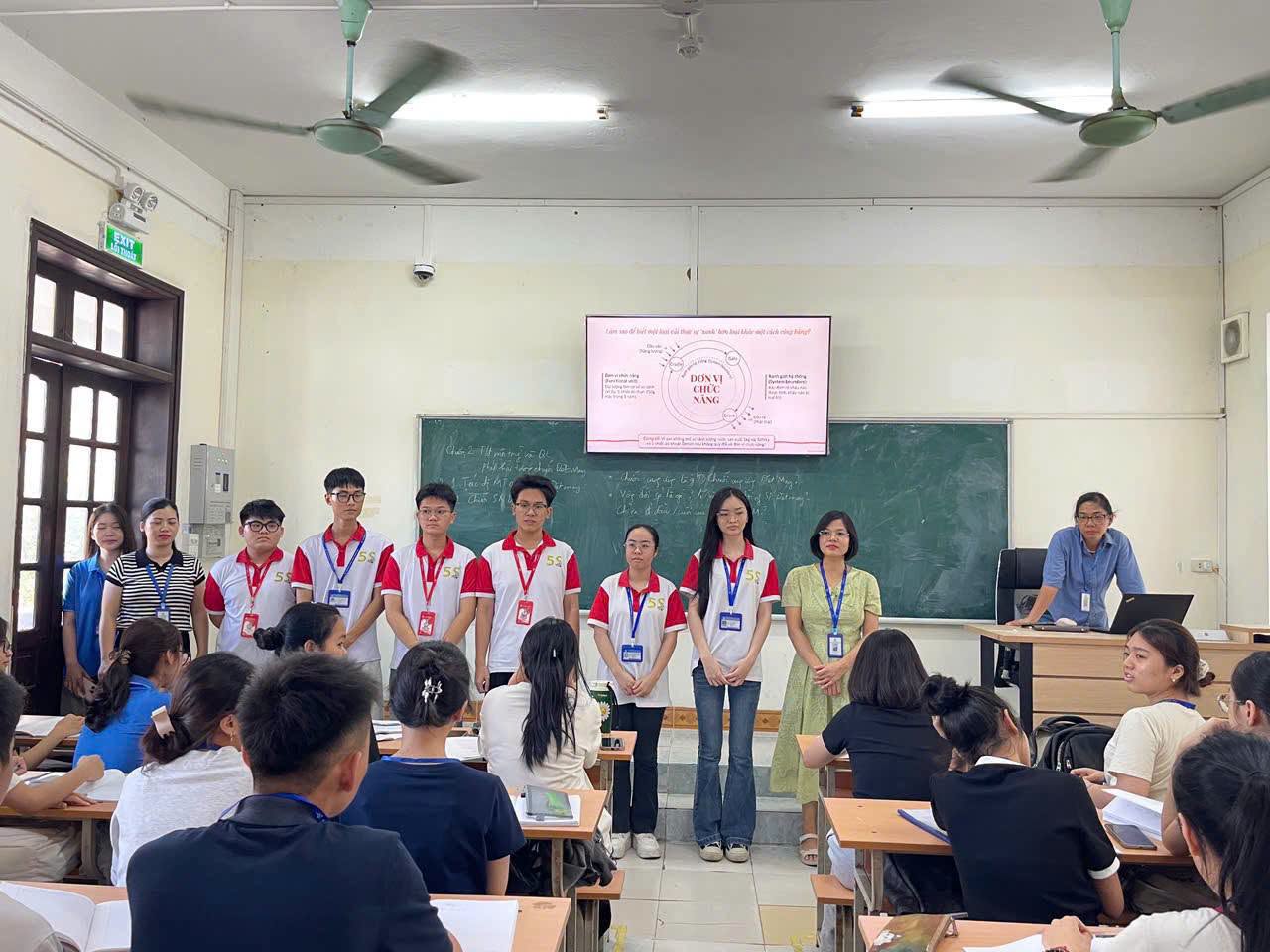 Có thể là hình ảnh về một hoặc nhiều người, mọi người đang học và văn bản