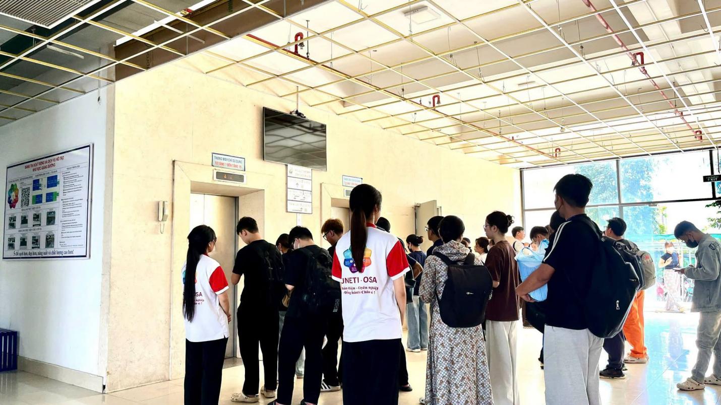 Có thể là hình ảnh về một hoặc nhiều người, mọi người đang học và đám đông