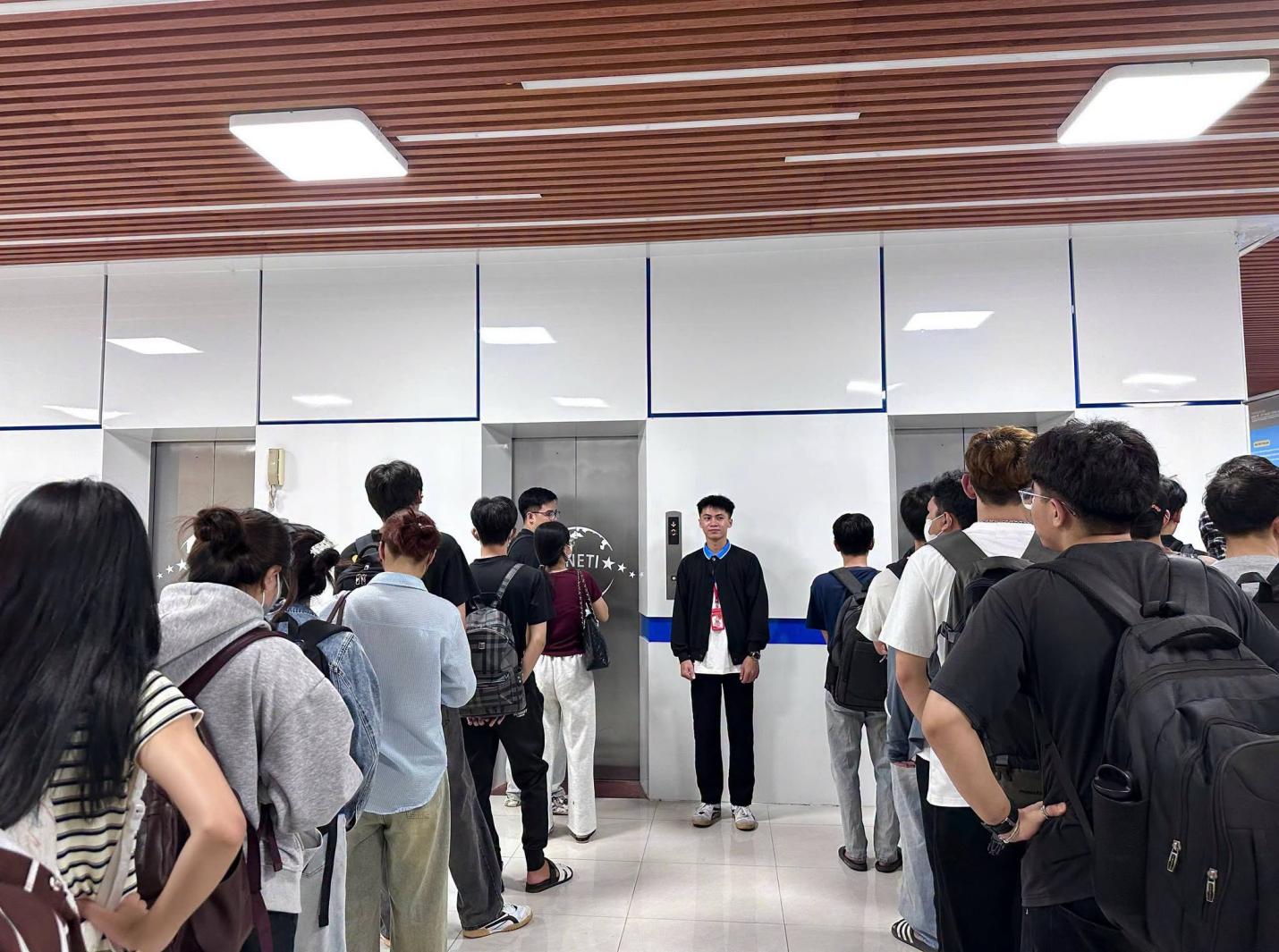 Có thể là hình ảnh về một hoặc nhiều người, mọi người đang học và đám đông
