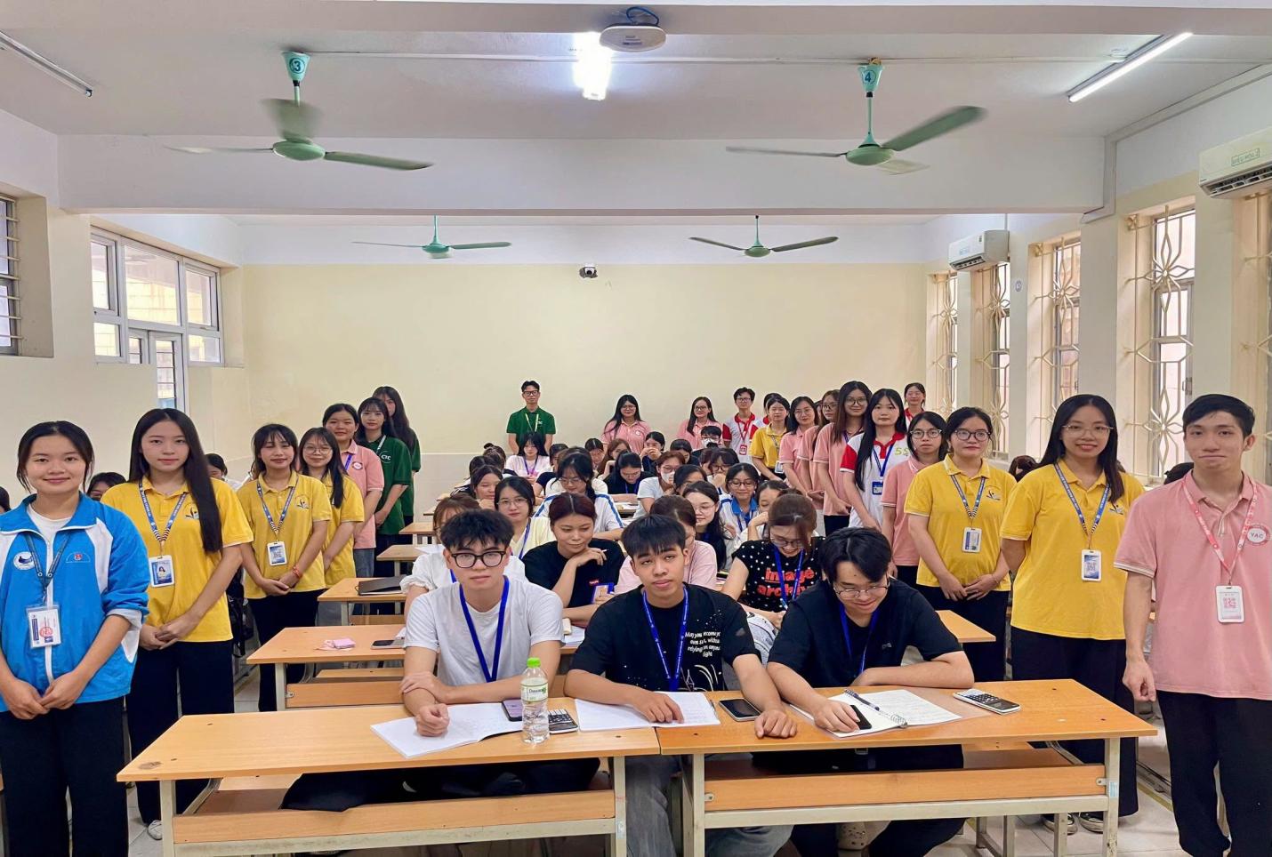 Có thể là hình ảnh về một hoặc nhiều người, mọi người đang học và văn bản