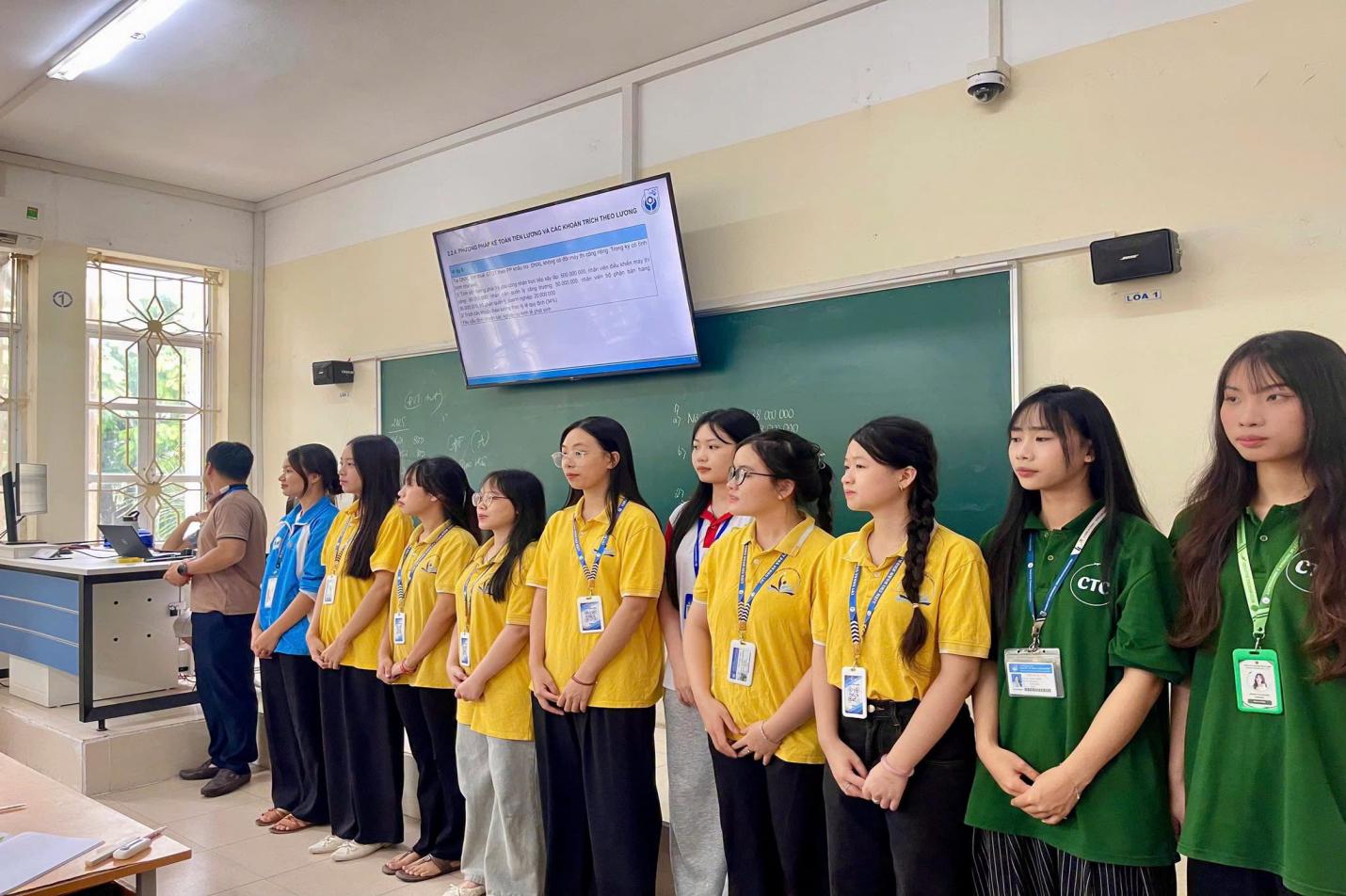 Có thể là hình ảnh về một hoặc nhiều người, mọi người đang học, nhạc cụ và văn bản