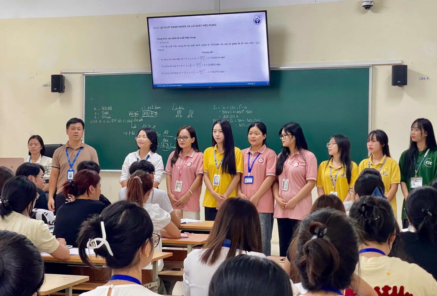 Có thể là hình ảnh về một hoặc nhiều người, mọi người đang học và văn bản