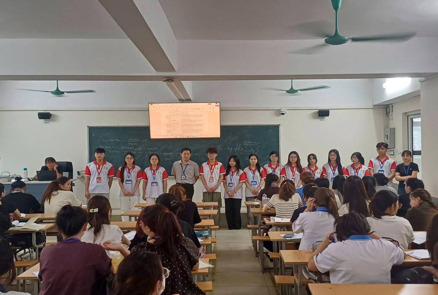 Có thể là hình ảnh về một hoặc nhiều người, mọi người đang học và văn bản
