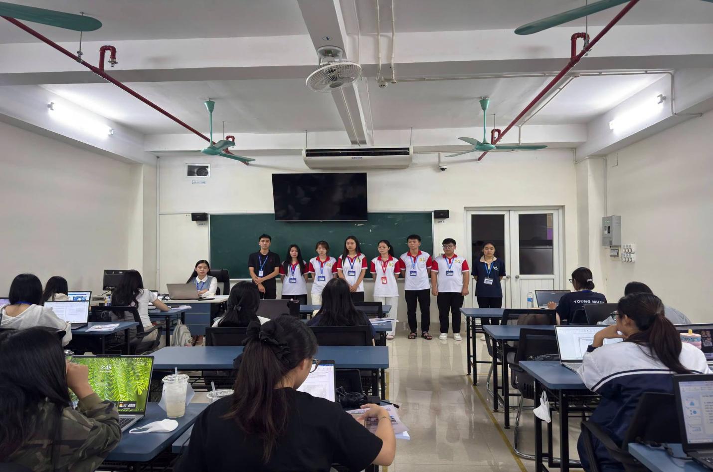 Có thể là hình ảnh về một hoặc nhiều người, mọi người đang học và văn bản