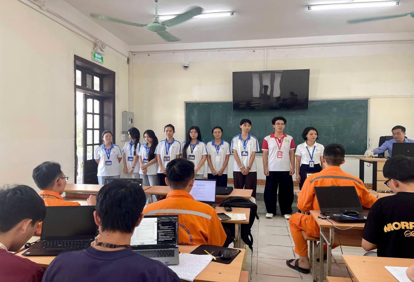Có thể là hình ảnh về một hoặc nhiều người, mọi người đang học và văn bản