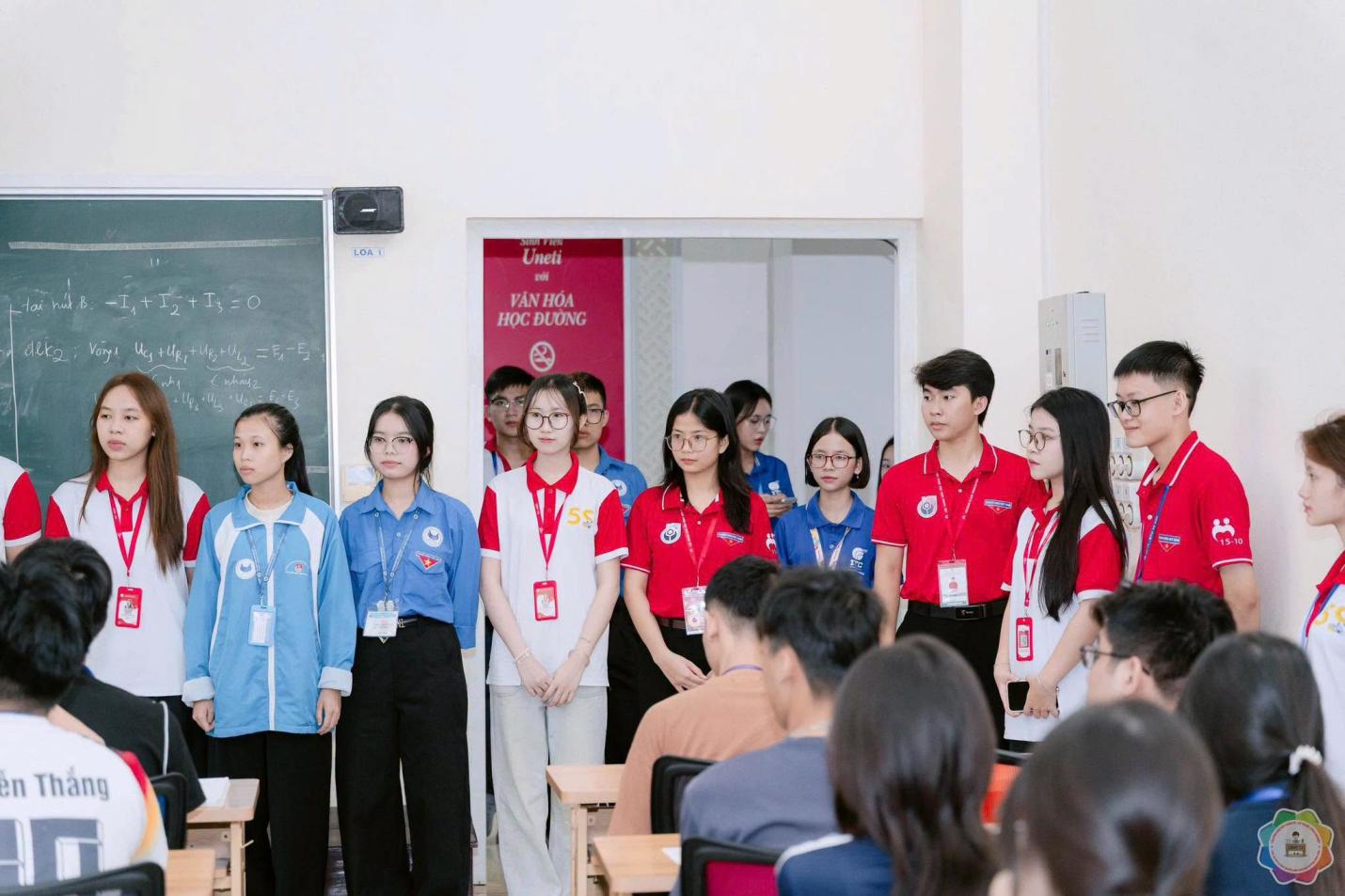 Có thể là hình ảnh về một hoặc nhiều người, mọi người đang chơi bóng chuyền và văn bản