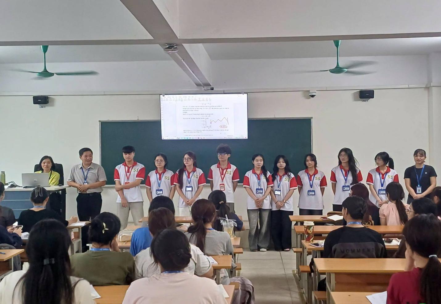 Có thể là hình ảnh về một hoặc nhiều người, mọi người đang học và văn bản