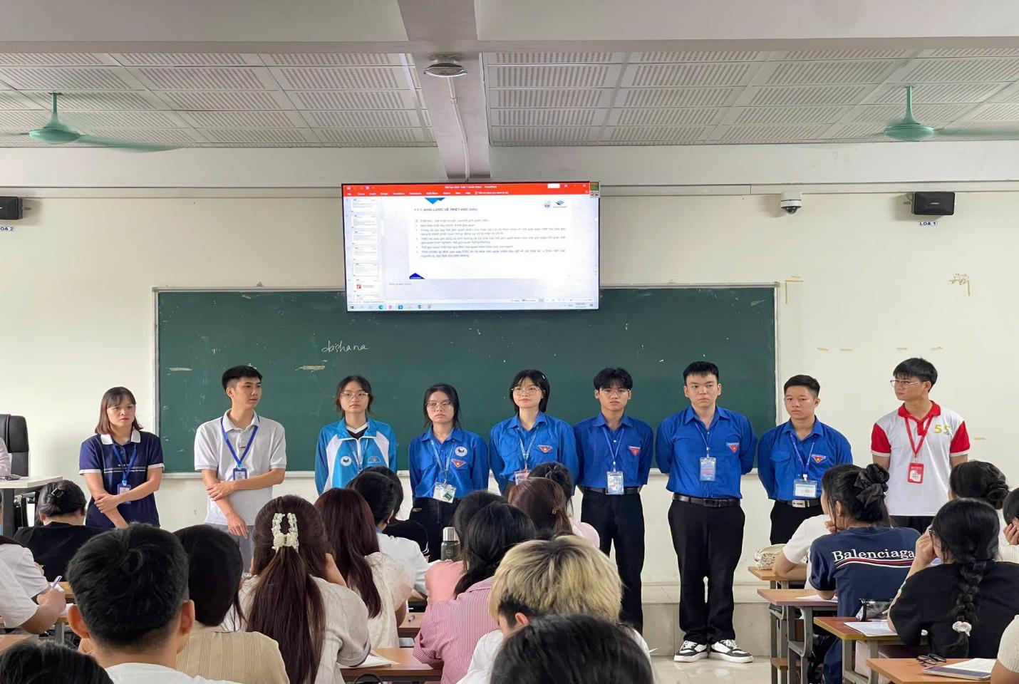 Có thể là hình ảnh về một hoặc nhiều người, mọi người đang học và văn bản