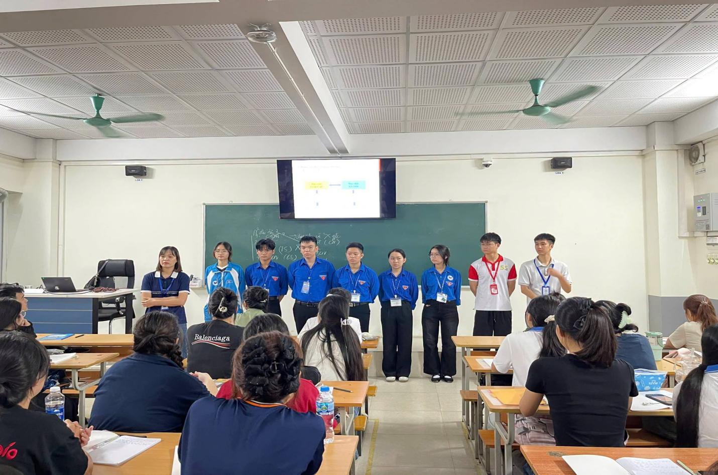 Có thể là hình ảnh về một hoặc nhiều người, mọi người đang học và văn bản
