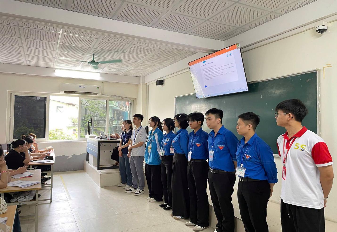 Có thể là hình ảnh về một hoặc nhiều người, mọi người đang học, đồ chơi trẻ em và văn bản