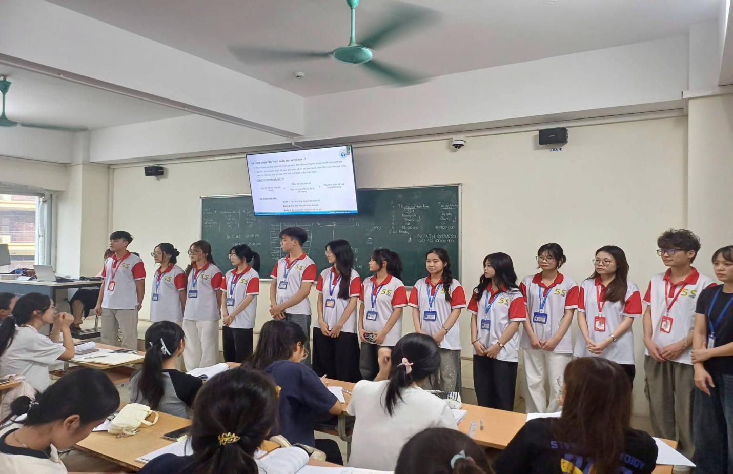 Có thể là hình ảnh về một hoặc nhiều người, mọi người đang học và văn bản