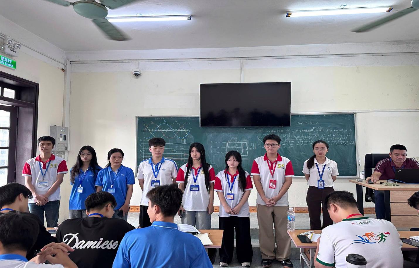 Có thể là hình ảnh về một hoặc nhiều người, mọi người đang học, mọi người đang chơi bóng đá và văn bản