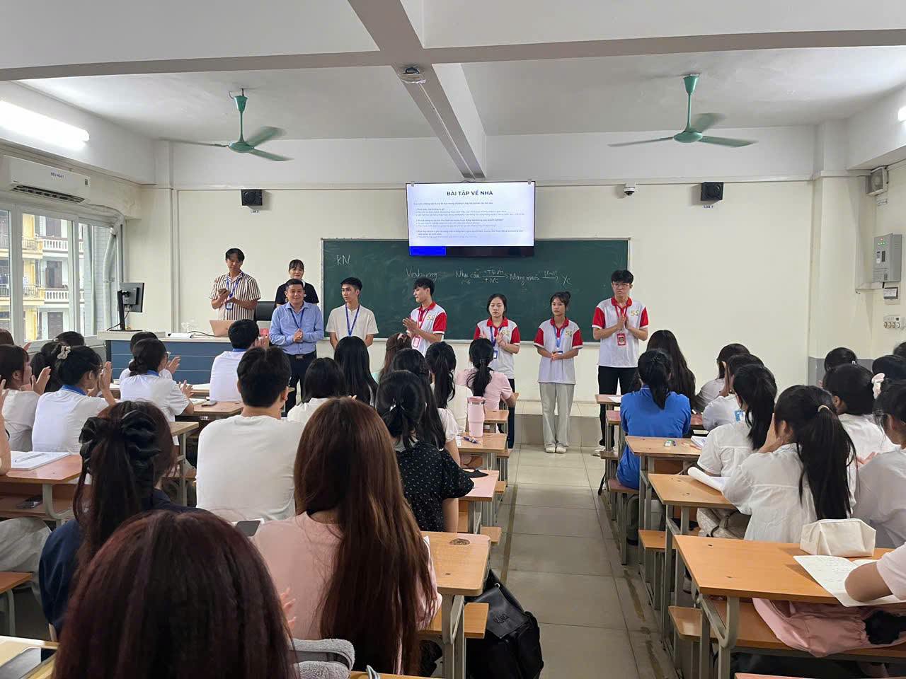Có thể là hình ảnh về một hoặc nhiều người, mọi người đang học và văn bản