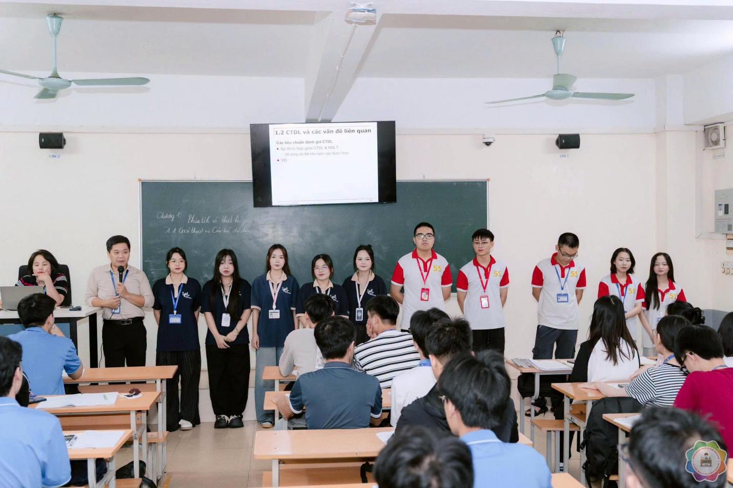 Có thể là hình ảnh về một hoặc nhiều người, mọi người đang học và văn bản