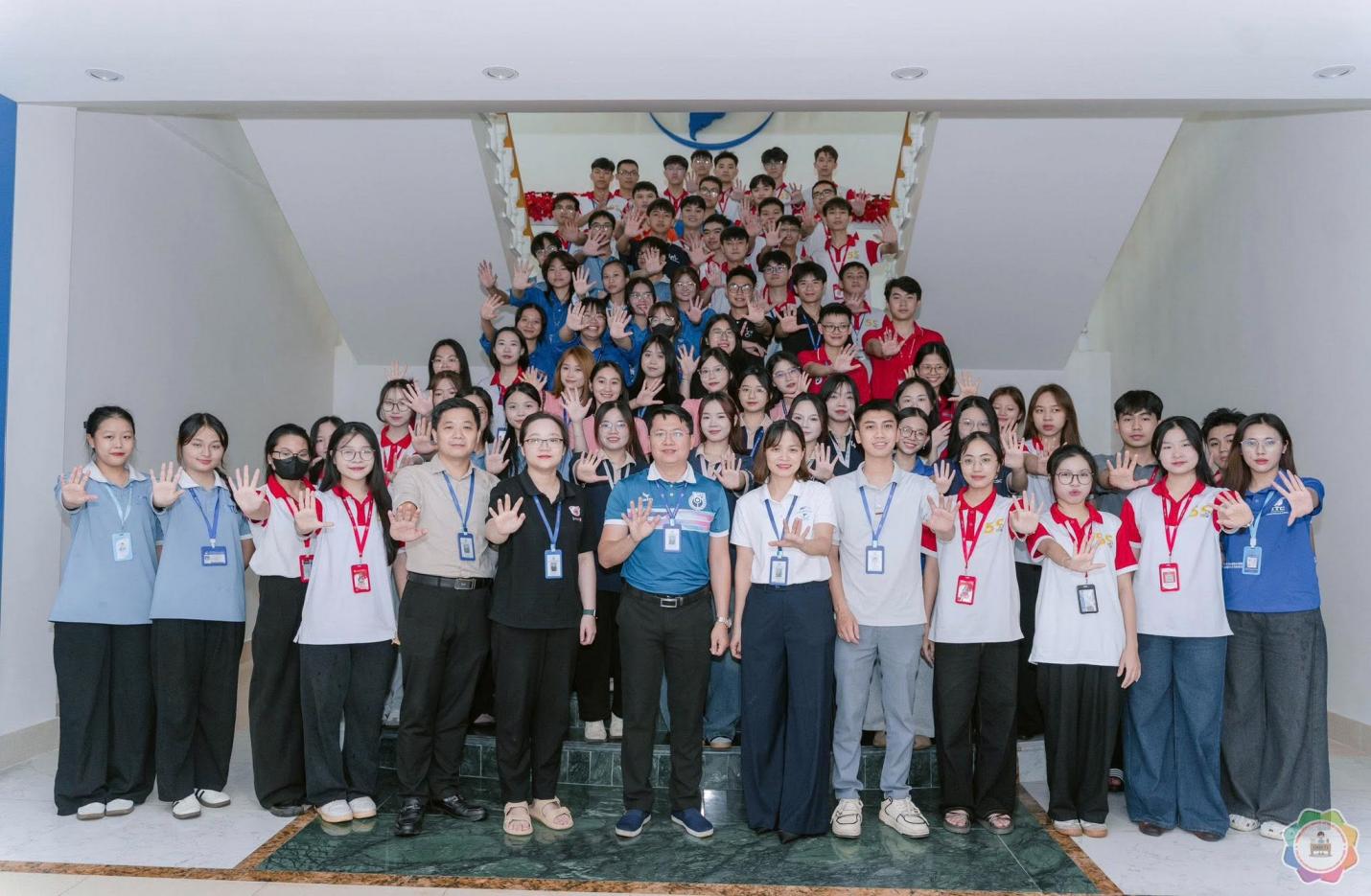 Có thể là hình ảnh về một hoặc nhiều người, mọi người đang chơi bóng rổ và văn bản