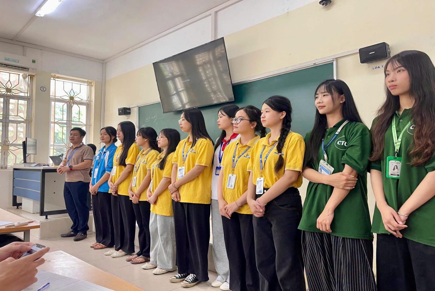 Có thể là hình ảnh về một hoặc nhiều người, nhạc cụ và văn bản