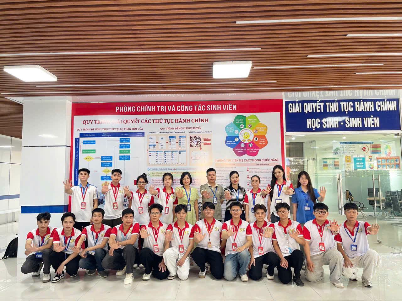 Có thể là hình ảnh về một hoặc nhiều người, tóc mái và văn bản