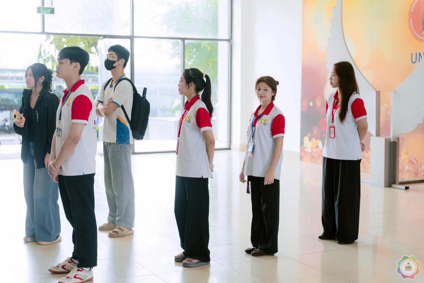 Có thể là hình ảnh về một hoặc nhiều người, tóc mái và văn bản