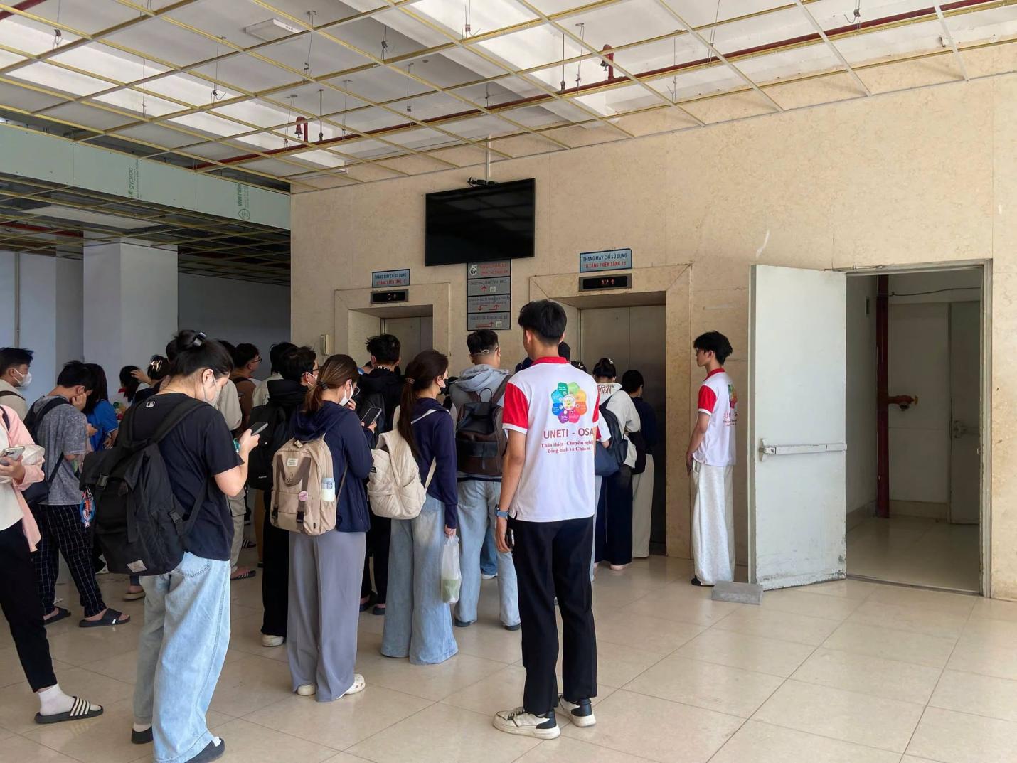 Có thể là hình ảnh về một hoặc nhiều người và bệnh viện
