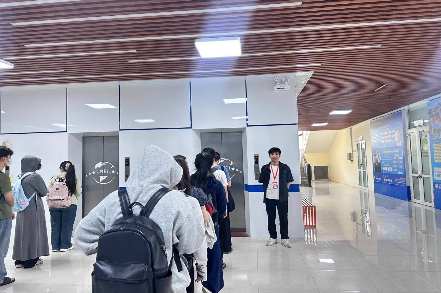 Có thể là hình ảnh về một hoặc nhiều người và bệnh viện
