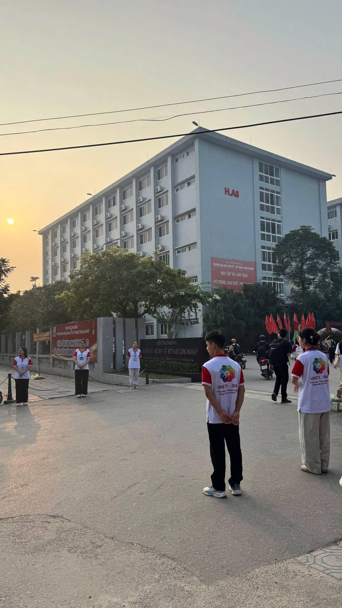 Có thể là hình ảnh về một hoặc nhiều người và đài kỷ niệm