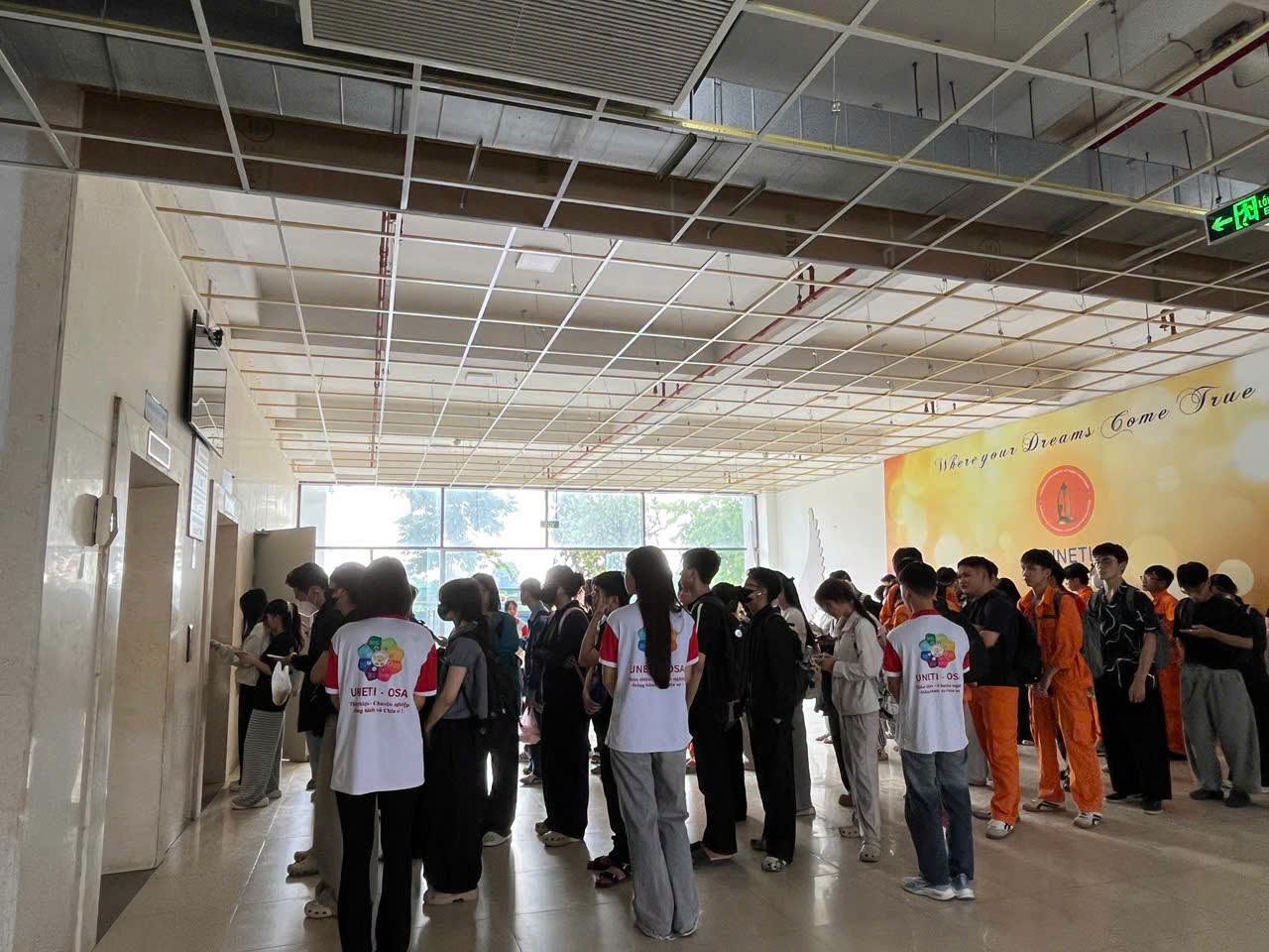 Có thể là hình ảnh về một hoặc nhiều người và đám đông
